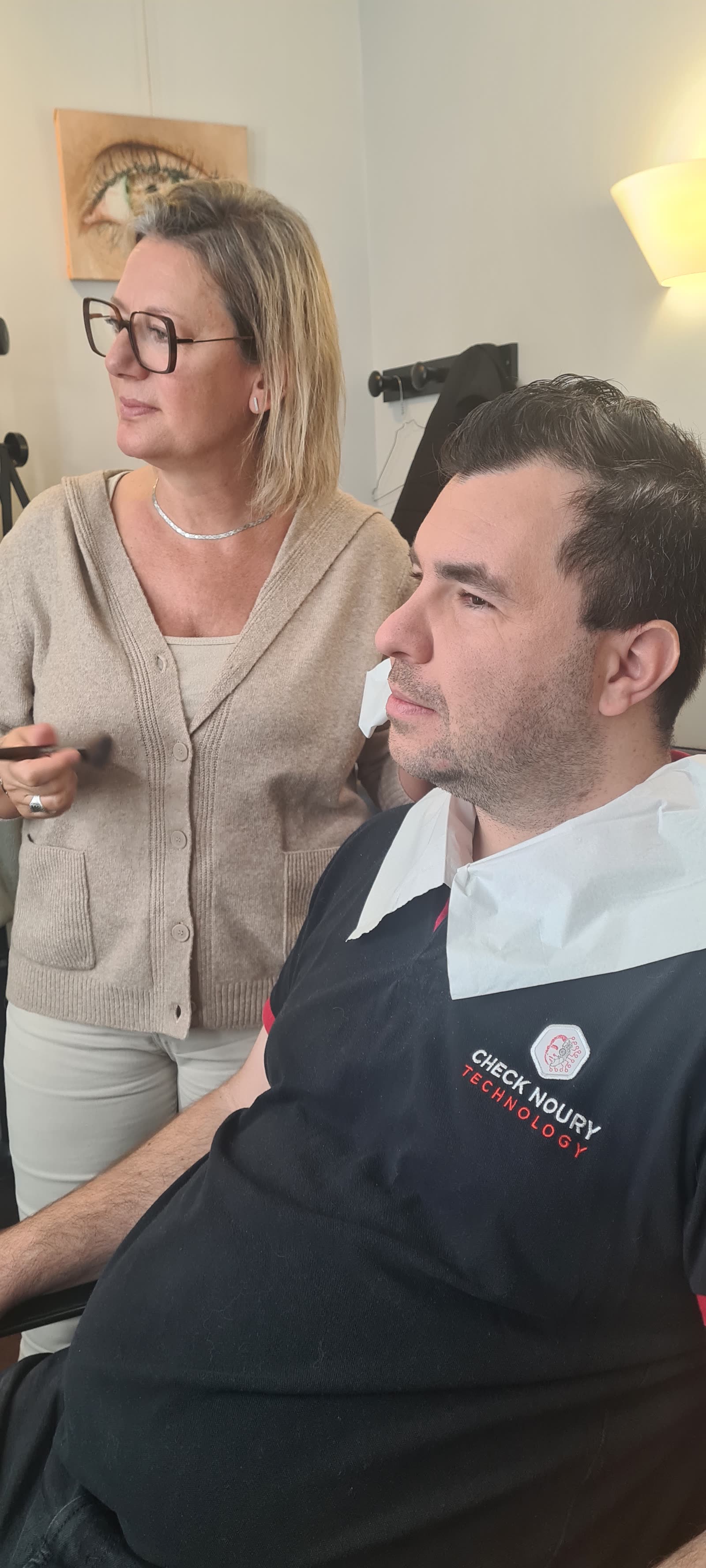 Cyril Noury au maquillage avant un passage télévisé