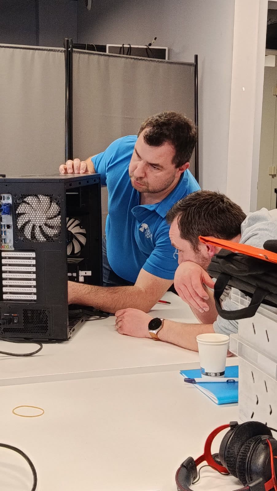 Apprenants du parcours B-Tech TSRS en atelier de démontage informatique