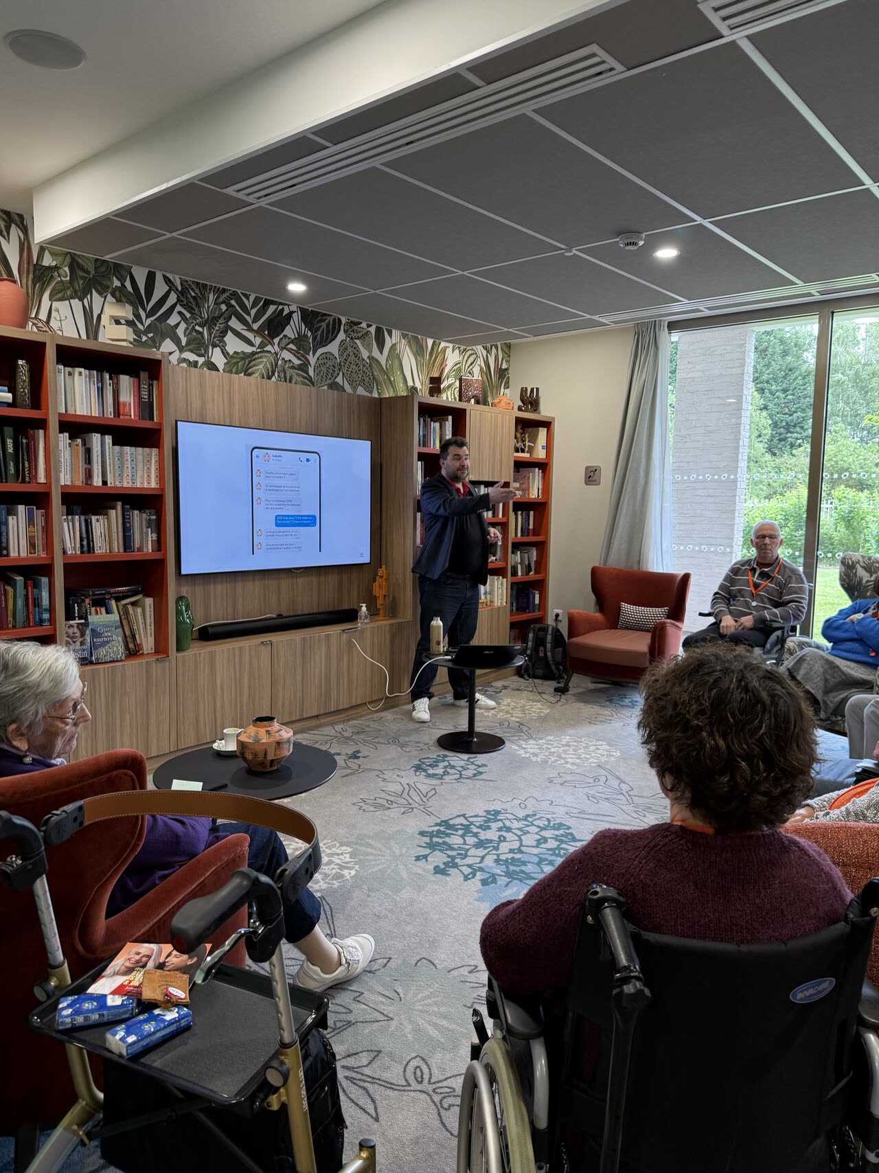 Conférence de sensibilisation aux arnaques devant un public senior