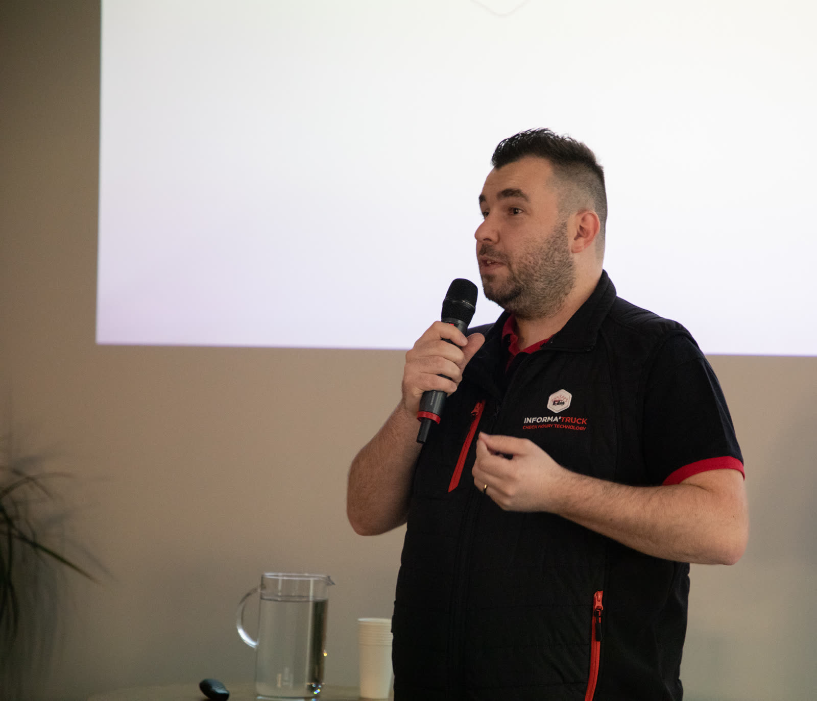 Cyril Noury en conférence devant une salle